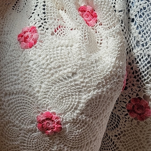 Crotchet Bedspread with Flower Detail. Brand New. Never Used - Picture 4 of 6